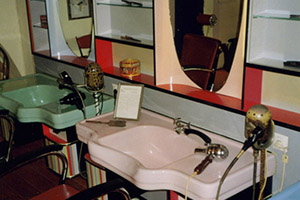 Bunte Waschtische und Spiegel